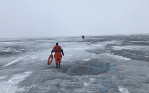 На Ладожском озере двое на квадроцикле провалились под лед