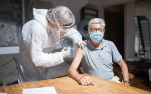 Почти 7 тысяч пожилых петербуржцев завершили цикл вакцинации от COVID-19 на дому