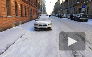 Видео: на Радищева коммунальщики сбрасывают наледь на машины 