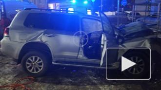 В Великом Новгороде автомобиль влетел в ТЦ, уходя от погони