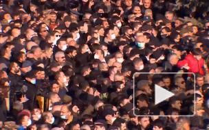 Пашинян прорвался на перекрытое протестующими кладбище в Ереване