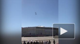 Над Дворцовой пролетели транспортные вертолеты, самолеты и истребители
