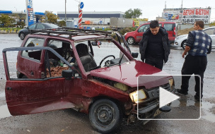 Очевидцы: на Таллинском шоссе пьяный водитель "Оки" въехал в такси 