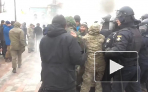 Появилось видео беспорядков у Верховной Рады: сожгли шины и российский флаг