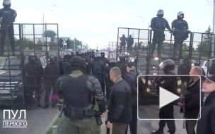 Лукашенко с автоматом вышел за оцепление и обратился к силовикам 