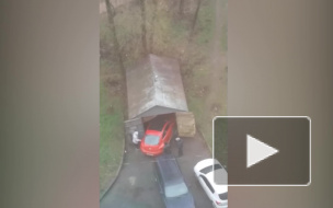 На Ветеранов пятеро мужчин помогали пенсионерке вызволить из плена красный "Жук"