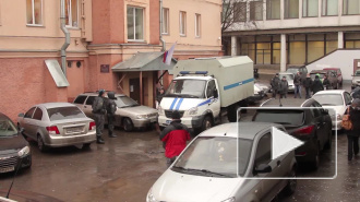 В Ивангороде трое мужчин вымогали деньги у иностранцев под угрозой пистолета