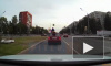 Петербурженка прокатилась на крыше автомобиля в байдарке: видео