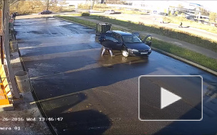 Мне надо срочно машину помыть!