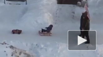 Видео из Барнаула: игрушечный джип прокатил с ветерком на санках ребенка