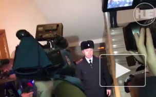Опубликовано видео из здания суда, где идет заседание по избранию меры пресечения полицейским, которые обвиняются в изнасиловании коллеги