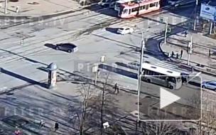 Маршрутка сбила 12-летнего мальчика, перебегавшего дорогу на Васильевском острове