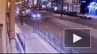 Пешеход решил перейти дорогу вне "зебры" на Московском проспекте и попал под колеса