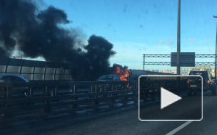 Очевидцы сняли на видео полыхающий молоковоз на КАД