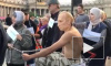 Появилось видео как "Путин" хлестает "пенсионеров" в центре Петербурга 