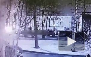 Неизвестный поджег автомобиль на парковке в Невском районе