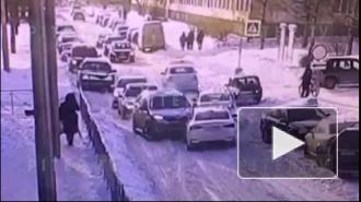 Водитель устроил ДТП на Долгоозерной и решил "размяться" на проезжей части