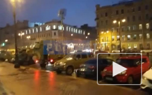 У БКЗ "Октябрьский" выстроились военные машины 