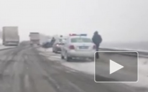Под Красноярском "Приору" закрутило на трассе и вынесло под грузовик