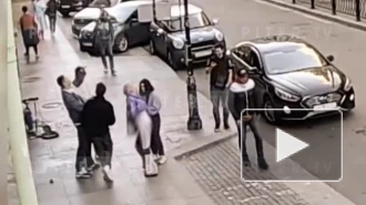 На улице Рубинштейна две девушки устроили петербуржцам стриптиз