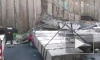 Видео из Приморья: Из-за непогоды бетонная стена рухнула на парковку