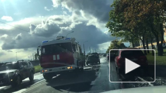 Сотрудники МЧС тушили машину после ДТП на проспекте Народного Ополчения