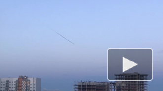 Очевидцы засняли на видео, как в небе над Петербургом что-то горело