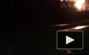 Видео: В Петербурге трое пострадали при пожаре в деревянном доме