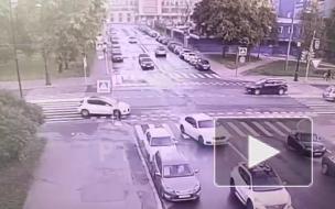 Видео: легковой автомобиль влетел в дерево на Васильевском острове