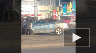 Видео: Возле "Пионерской" столкнулись две иномарки