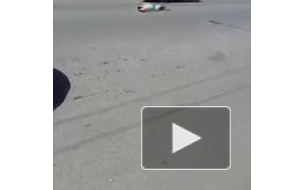 На видео попала загоравшая на дороге полуголая женщина