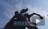 Поводья у скульптуры коней на Аничковом мосту разорвали "предыдущие" вандалы