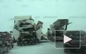 Под Новосибирском две фуры столкнулись "лоб в лоб": появилось видео