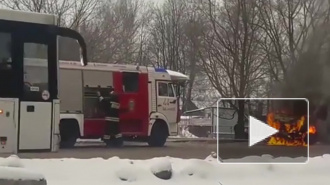 Появилось видео, как в Подмосковье полыхает микроавтобус с пассажирами внутри