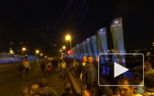 Ночью толпа петербуржцев штурмовала Дворцовый мост 