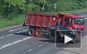 Смертельные кадры из Ярославля: Легковушка протаранила грузовик на перекрестке, водитель погиб