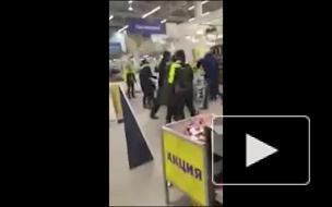 Бешеные скидки: в "К-рауте" покупатели подрались из-за последнего унитаза