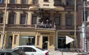 Видео: жители Петроградки стали слушателями концерта на балконе