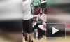 В Сети опубликовали видео, на котором петербурженка сушит белье в вагоне метро