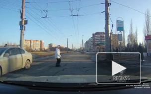 Омичка, едва не сбившая пенсионерку на переходе, попала на видео