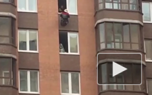 Видео: на Строителей молодой человек чуть не выпал из окна