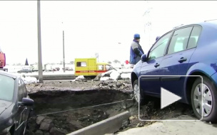 Автомобиль в яме с кипятком: очередной прорыв на Маршала Казакова, 40