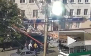 Видео: сильный ветер снес крышу дома в городе Черкесске