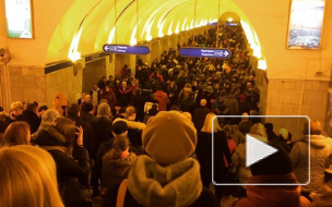 Поезда в петербургском метро не ходили из-за сломавшегося состава на станции "Озерки"
