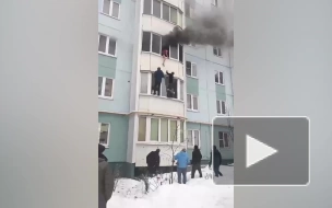 В Ярославле из горящей квартиры через окно спасли ребенка и беременную девушку