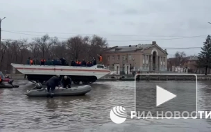 На подтопленной площади в Орске работает гусеничная техника МЧС