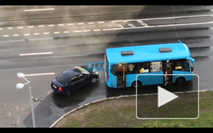 Видео: на Комендантском легковушка влетела в автобус с пассажирами 