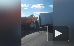 Видео: В результате ДТП на КАД часть Газели оказалось под спецтехникой