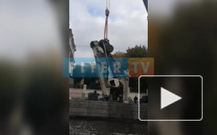 Спасатели до сих пор вытягивают автокран из Фонтанки