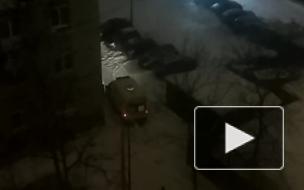 Реанимация попала в снежную ловушку во дворе дома на 1-м Рабфаковском